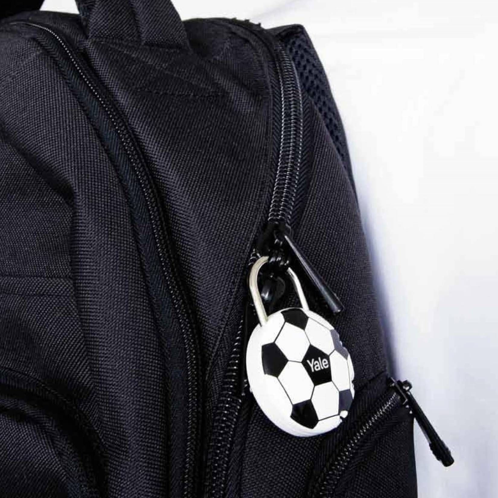 Zastosowanie kłódki do plecaka dla dzieci we wzór piłkarski Yale Y-Football