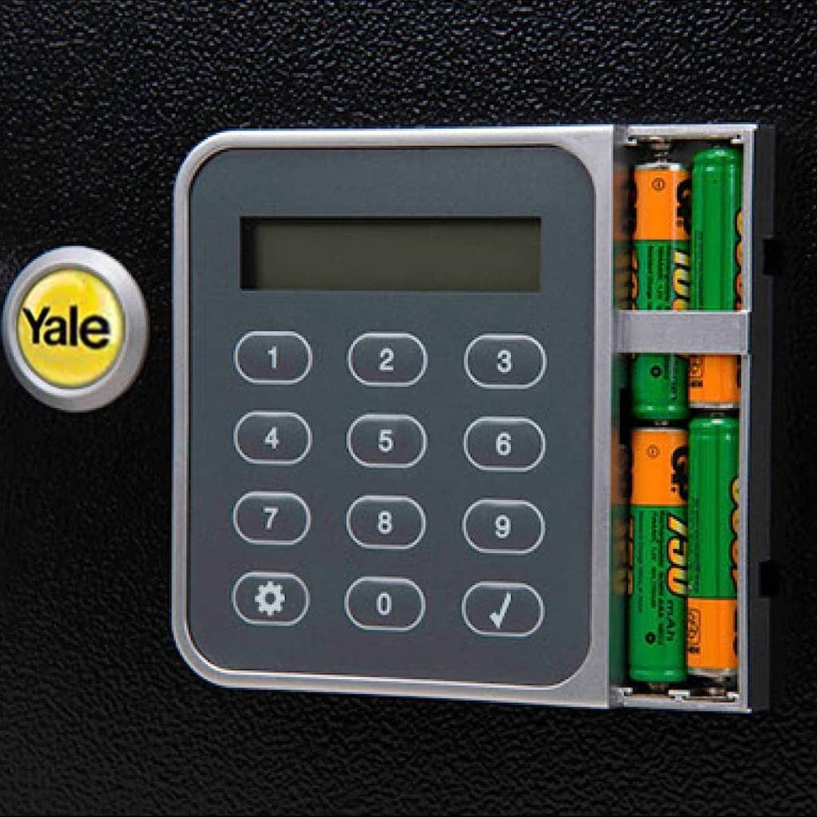 Dostęp do baterii i wpisywanie kodu PIN w sejfie domowym Yale YLG/200/DB2